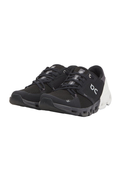 On Cloudflyer 4 Herren Laufschuhe- Schwarz/Weiß